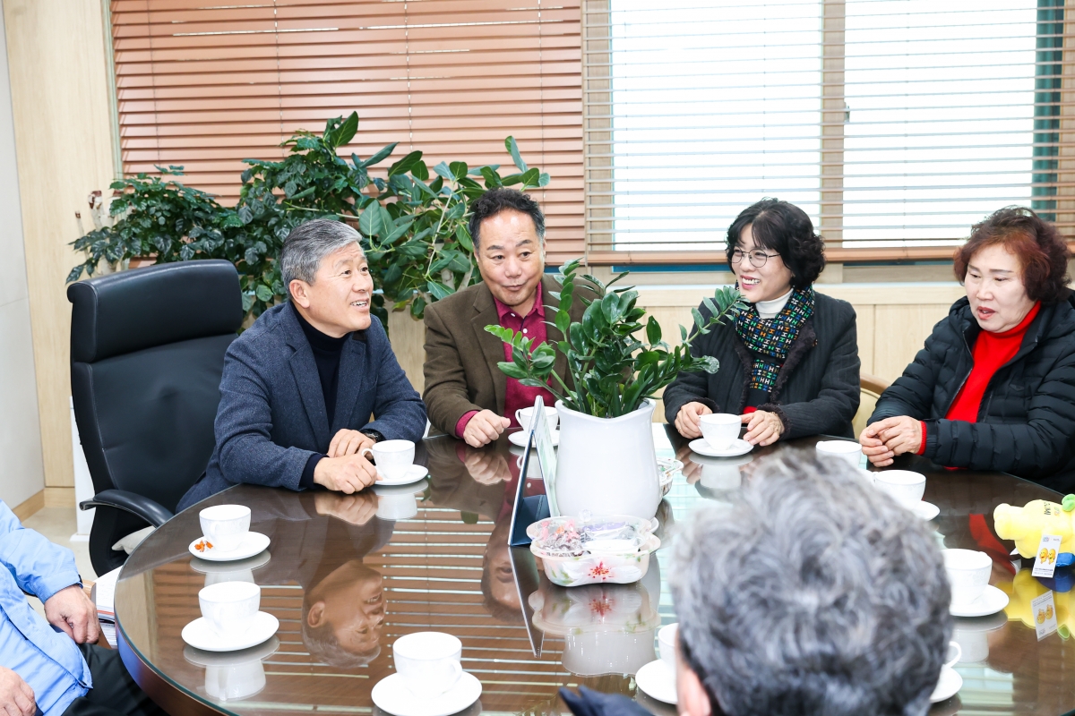 20260209-001[AMG_5352-1-선산읍 새마을지도자 일행 부의장실 방문.JPG