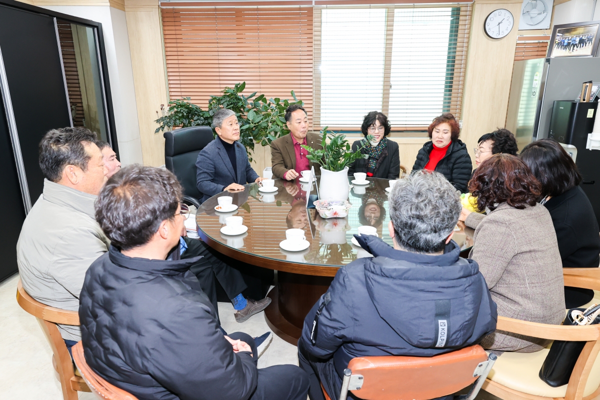 20260209-004[AMG_5357-1-선산읍 새마을지도자 일행 부의장실 방문.JPG