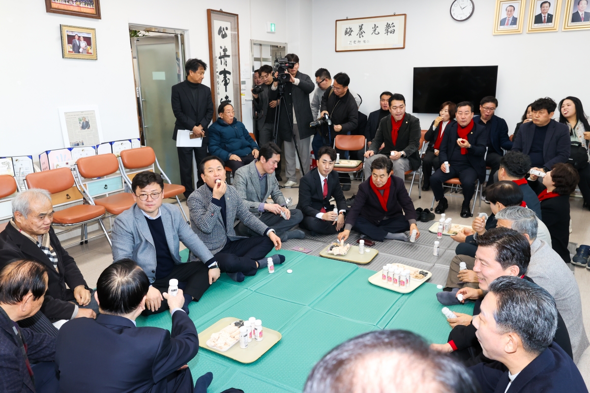 20260213-029[AMG_5659-1-2026 설 맞이 노인종합복지회관 격려 방문.JPG