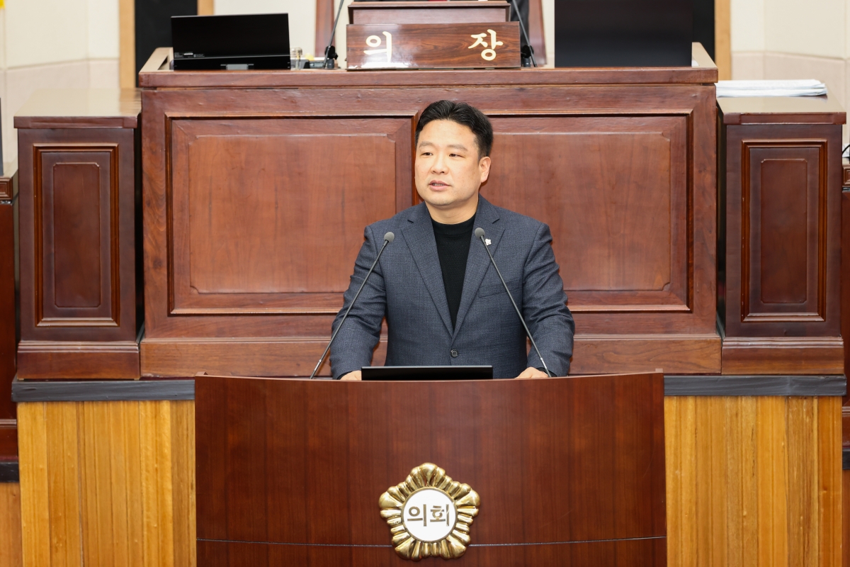 20260311-020[AMG_7520-1-제294회 임시회 제1차 본회의시 인사청문특별위원장에 호선된 김원섭 의원 인사.JPG