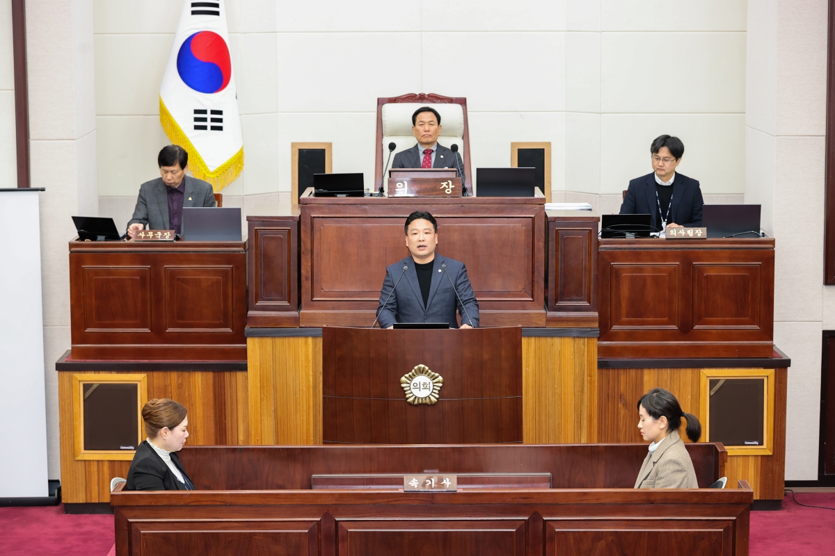 20260311-023[AMG_7528-1-제294회 임시회 제1차 본회의시 인사청문특별위원장에 호선된 김원섭 의원 인사.JPG