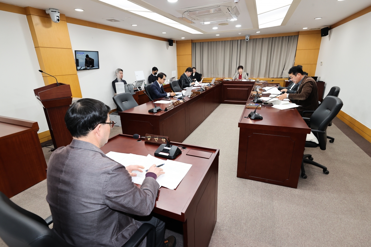 20260313-002[AMG_8008-1-제294회 임시회 기획행정위원회 조례안 심사활동.JPG