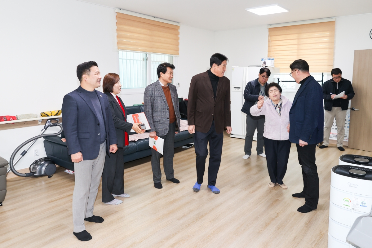 20260316-006[AMG_8154-1-제294회 임시회 현안해결을 위한 특별위원회 선주원남동 도시재생사업 행복놀이터 경로당 현장방문.JPG