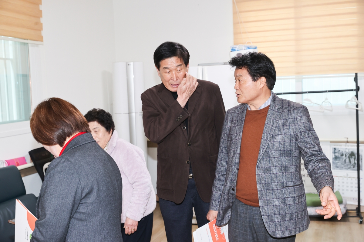 20260316-005[AMG_8152-1-제294회 임시회 현안해결을 위한 특별위원회 선주원남동 도시재생사업 행복놀이터 경로당 현장방문.JPG