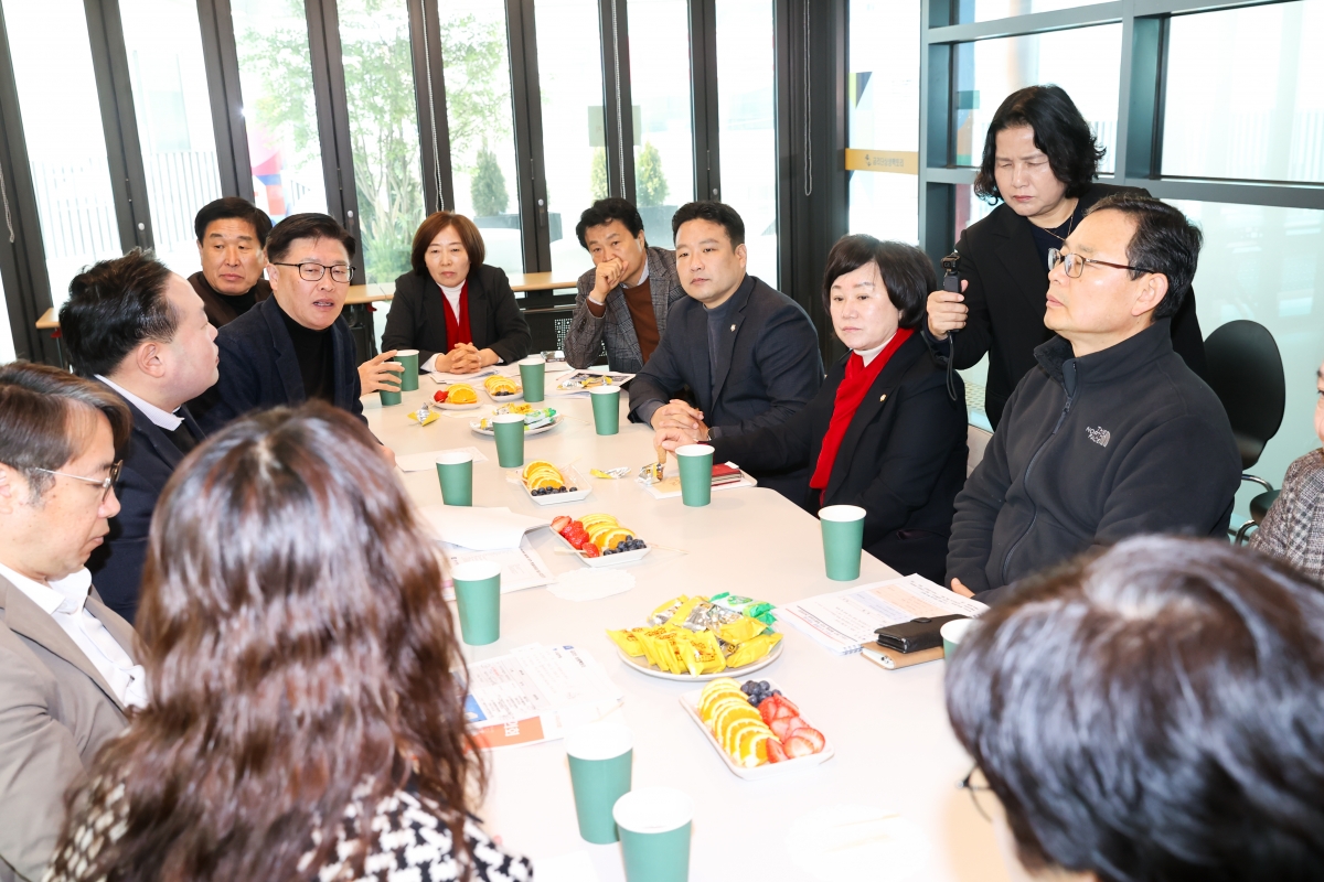 20260316-020[AMG_8200-1-제294회 임시회 현안해결을 위한 특별위원회 선주원남동 도시재생사업 금리단 상생팩토리 현장방문.JPG