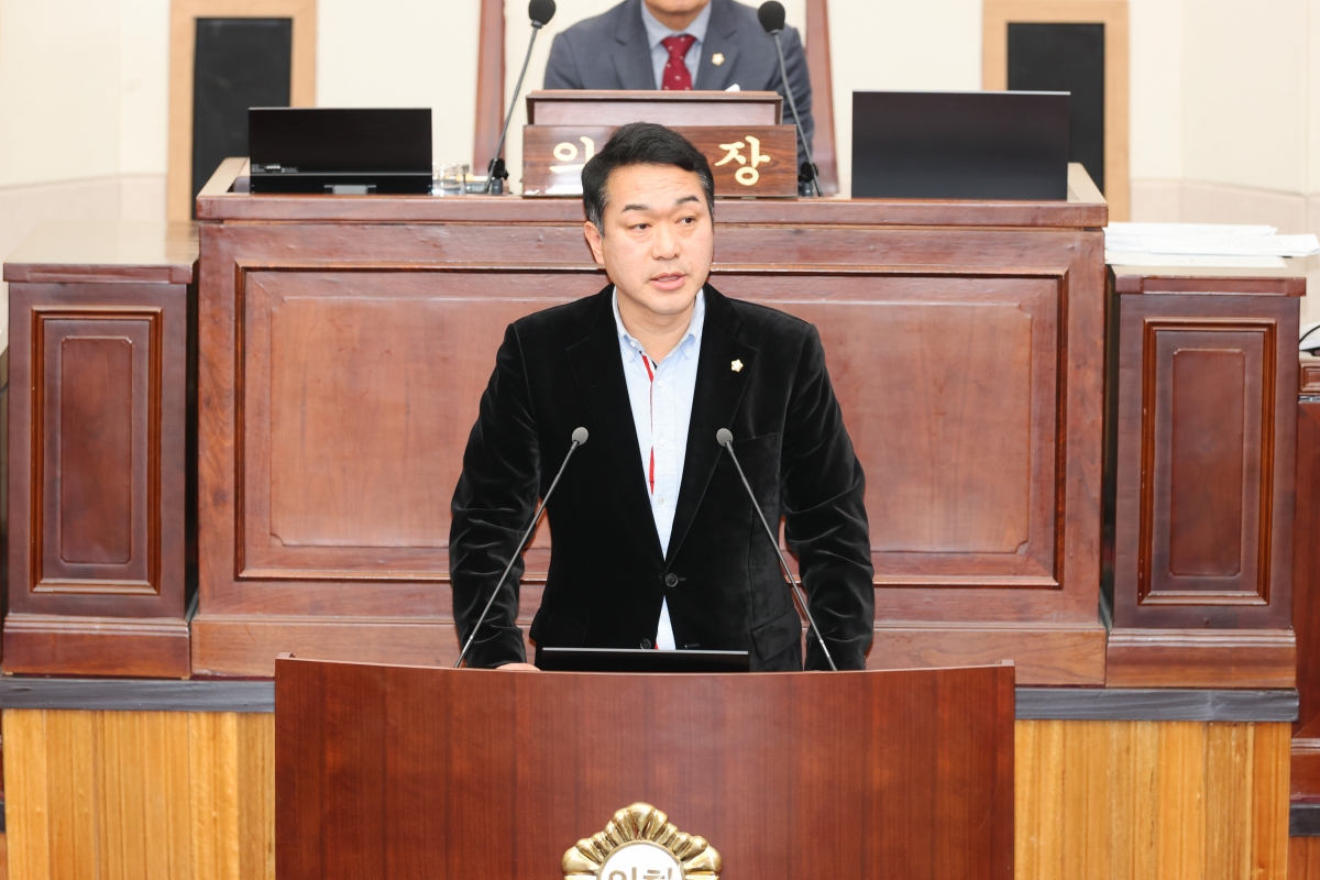 20260317-015[AMG_8307-1-제294회 임시회 제2차 본회의시 김근한 의회운영위원장 상임위원회 활동결과보고.jpg