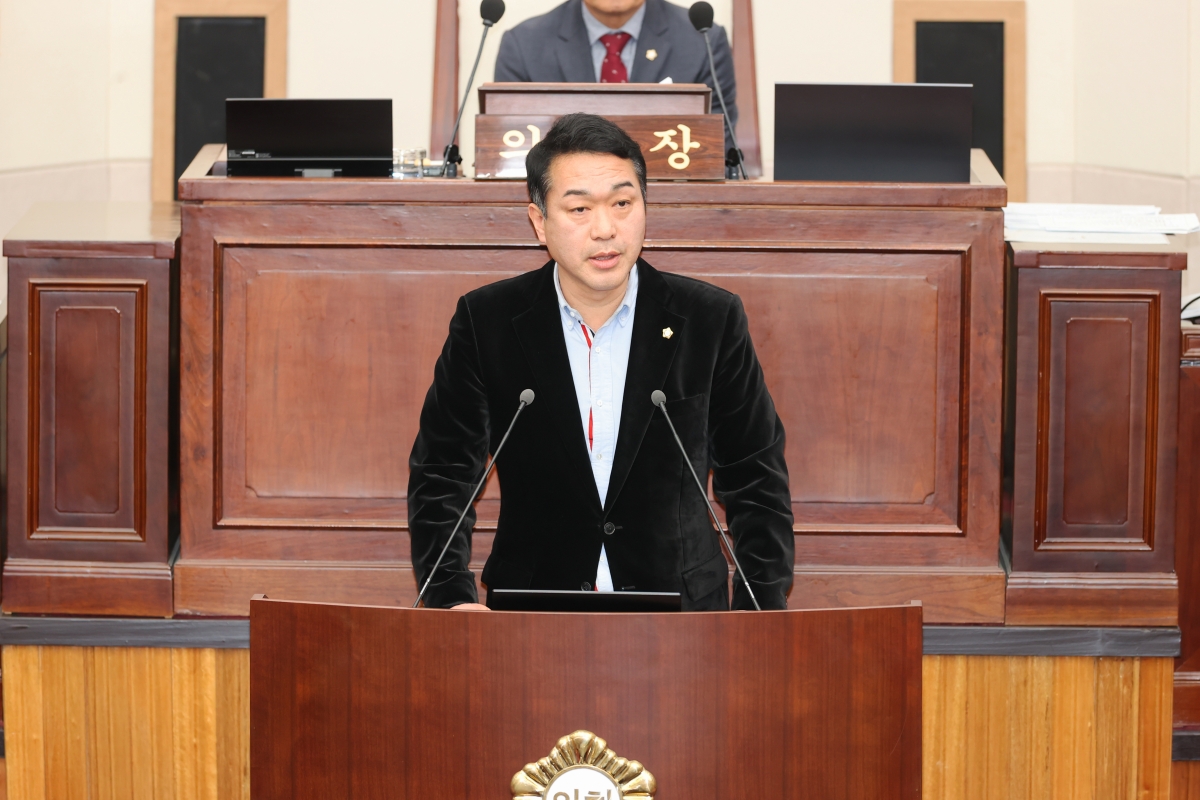 20260317-016[AMG_8308-1-제294회 임시회 제2차 본회의시 김근한 의회운영위원장 상임위원회 활동결과보고.jpg