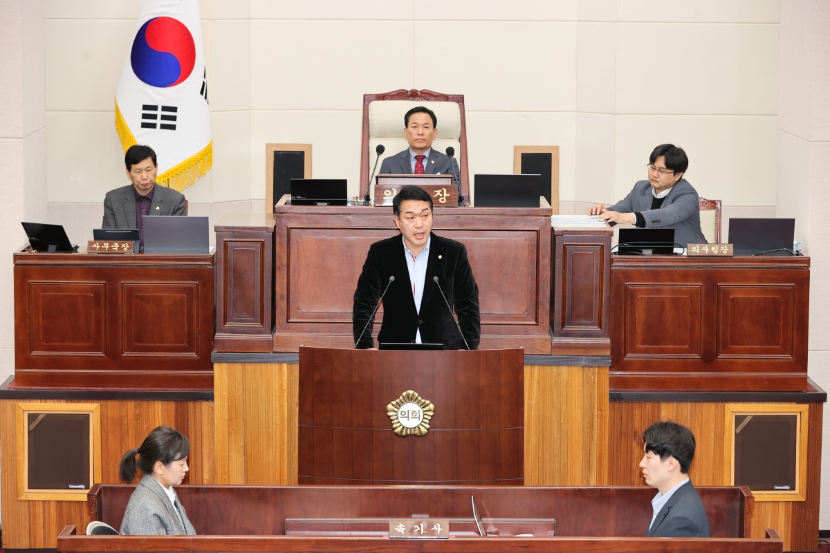 20260317-017[AMG_8310-1-제294회 임시회 제2차 본회의시 김근한 의회운영위원장 상임위원회 활동결과보고.JPG