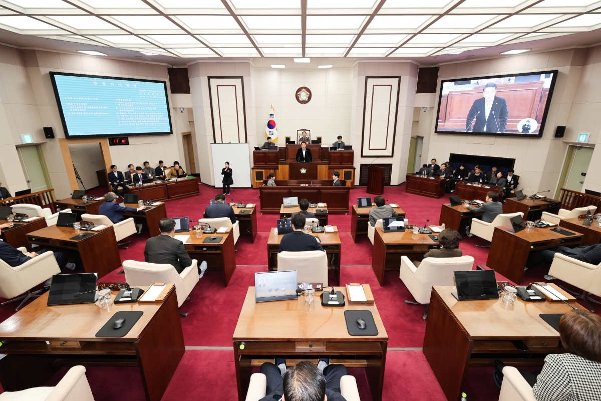 20260317-018[AMG_8312-1-제294회 임시회 제2차 본회의시 김근한 의회운영위원장 상임위원회 활동결과보고.JPG