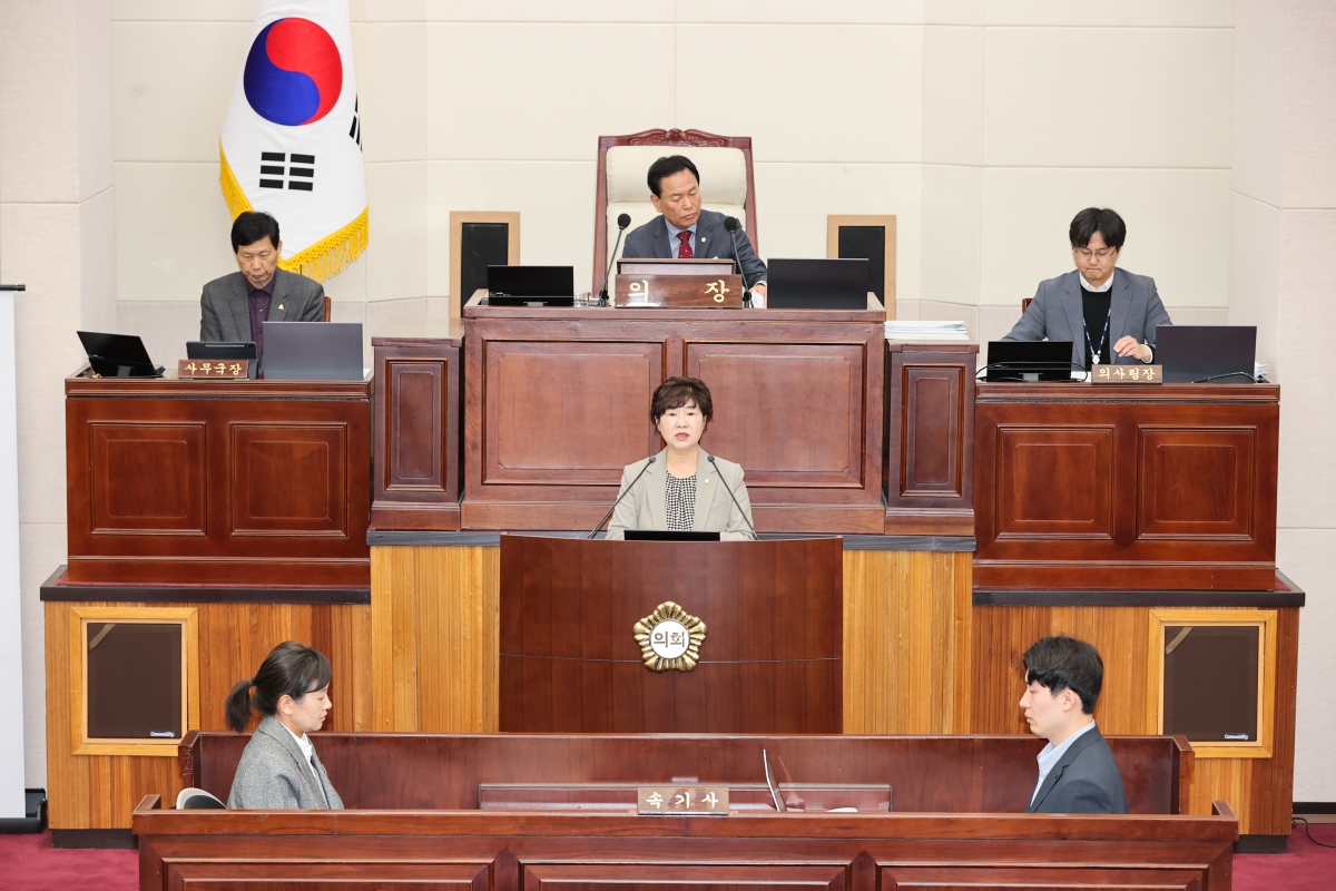 20260317-021[AMG_8323-1-제294회 임시회 제2차 본회의시 장미경 기획행정위원장 상임위원회 활동결과보고.JPG