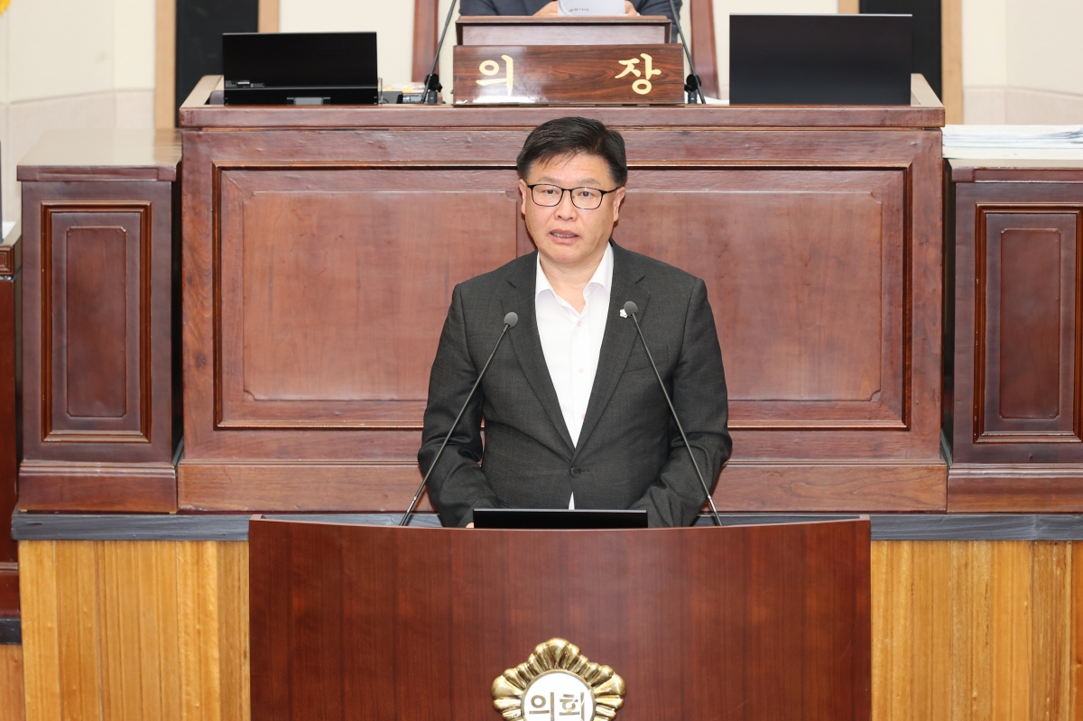 20260317-023[AMG_8332-1-제294회 임시회 제2차 본회의시 김낙관 산업건설위원장 상임위원회 활동결과보고.jpg