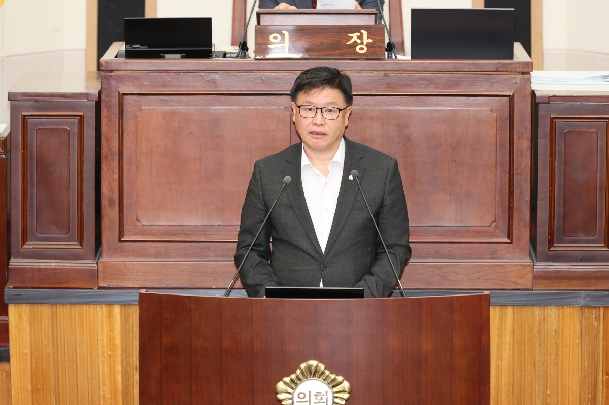 20260317-024[AMG_8333-1-제294회 임시회 제2차 본회의시 김낙관 산업건설위원장 상임위원회 활동결과보고.jpg