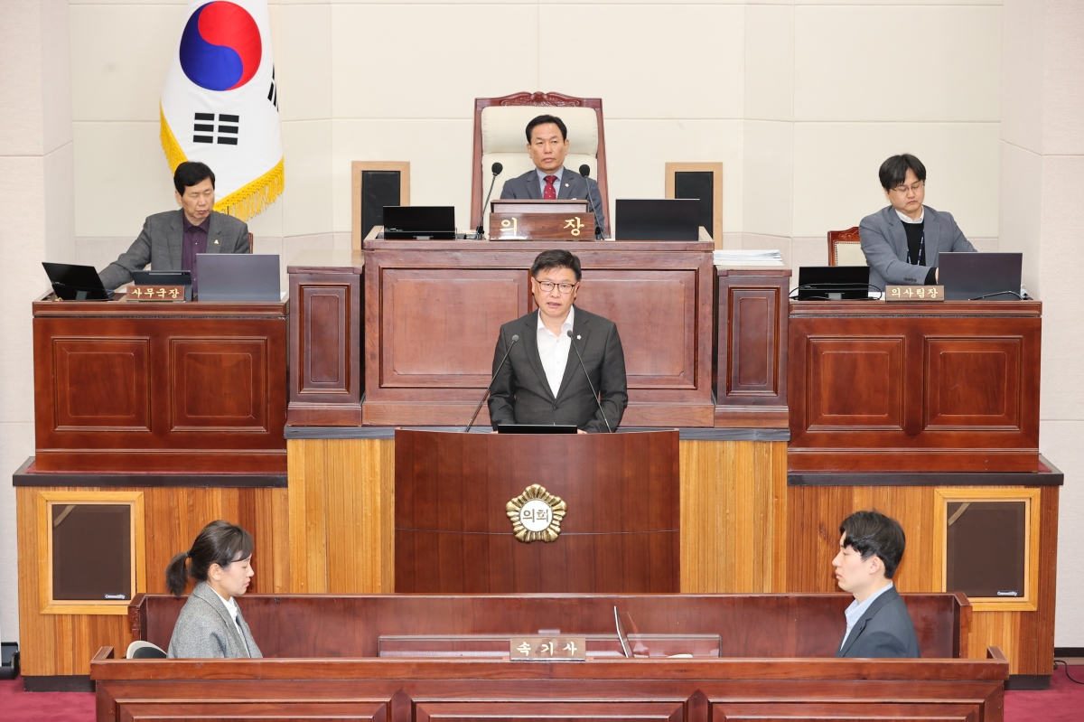 20260317-025[AMG_8338-1-제294회 임시회 제2차 본회의시 김낙관 산업건설위원장 상임위원회 활동결과보고.JPG