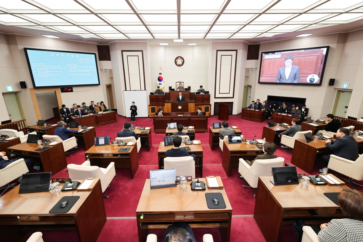 20260317-026[AMG_8340-1-제294회 임시회 제2차 본회의시 김낙관 산업건설위원장 상임위원회 활동결과보고.JPG