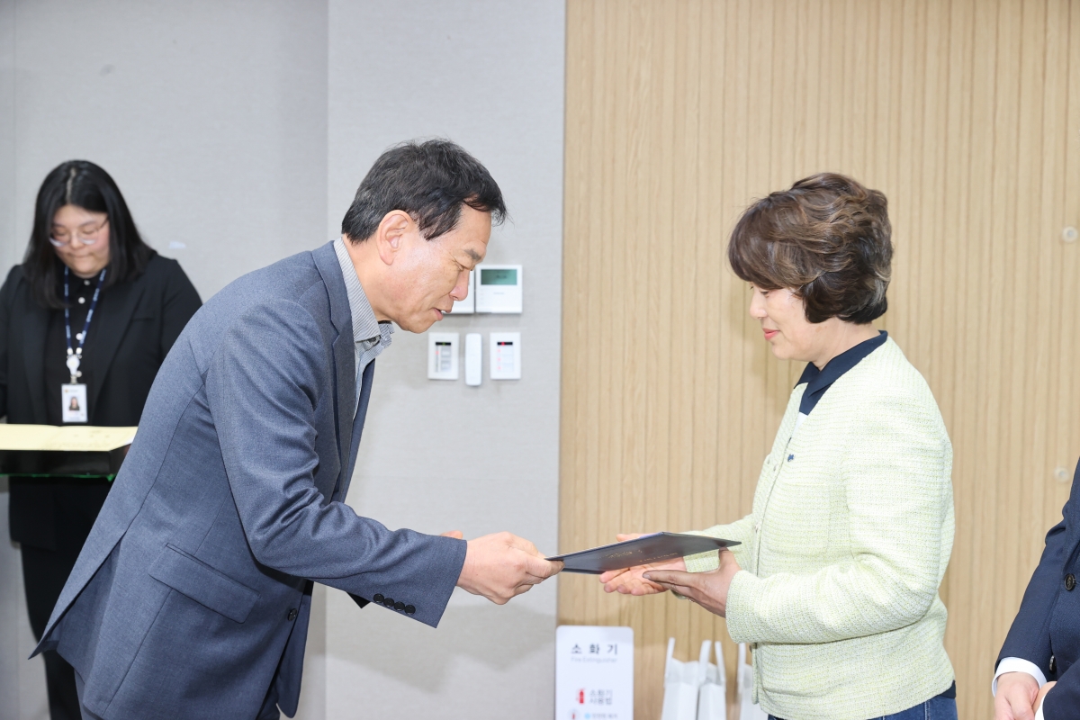 20260409-002[AMG_0149-1-2025회계연도 결산검사위원 선임 위촉식.JPG
