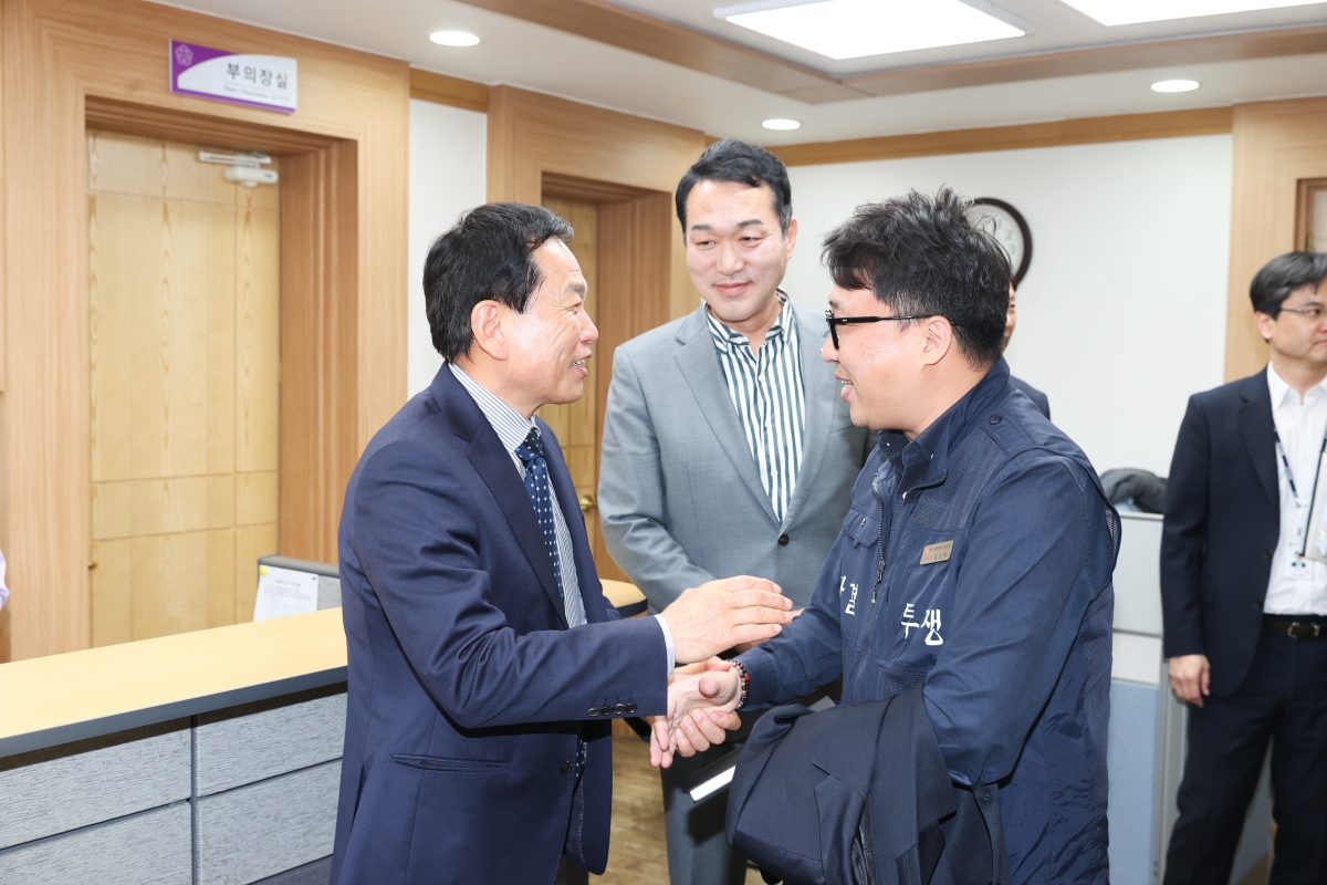 20260415-002[AMG_0308-1-한노총 구미지부 임상택 의장 일행 의회 방문.JPG