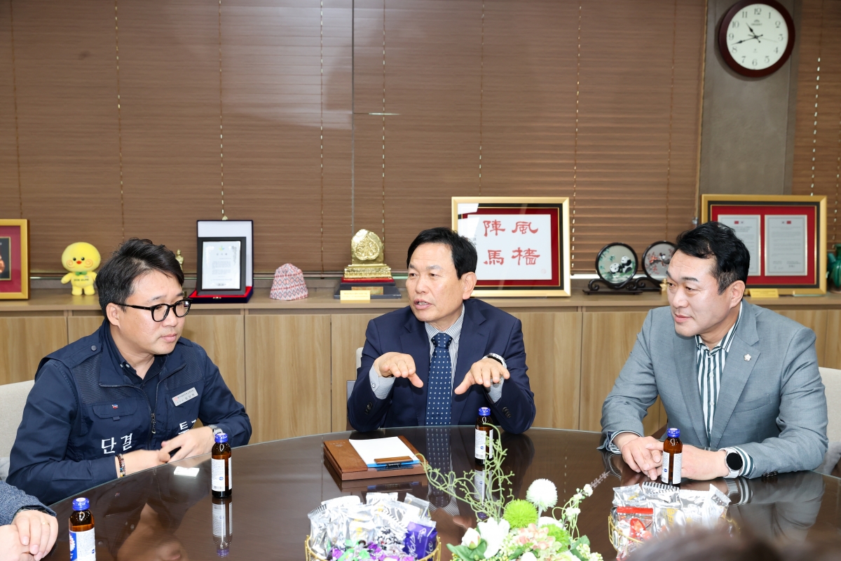 20260415-006[AMG_0326-1-한노총 구미지부 임상택 의장 일행 의회 방문.JPG