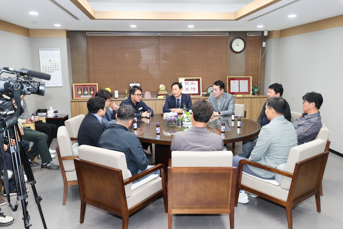 20260415-008[AMG_0332-1-한노총 구미지부 임상택 의장 일행 의회 방문.JPG