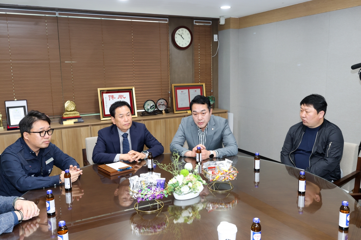 20260415-011[AMG_0337-1-한노총 구미지부 임상택 의장 일행 의회 방문.JPG