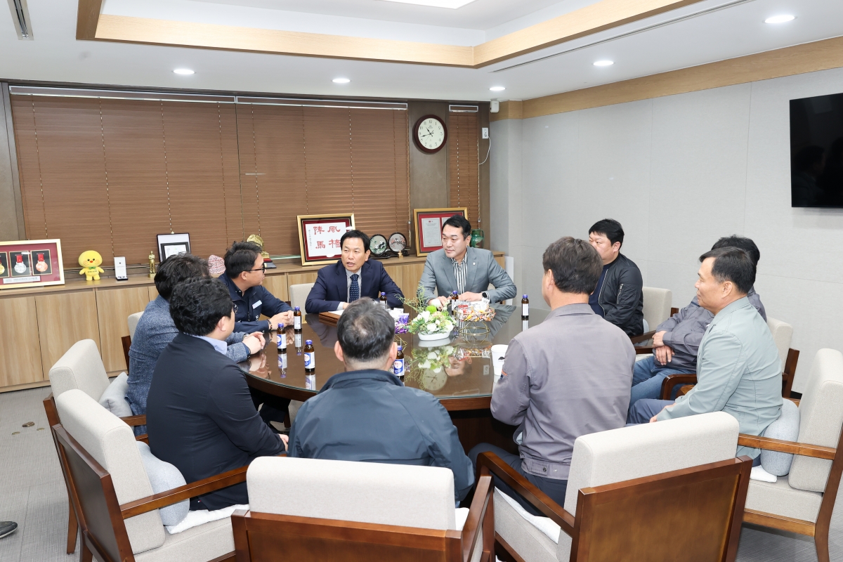20260415-007[AMG_0327-1-한노총 구미지부 임상택 의장 일행 의회 방문.JPG