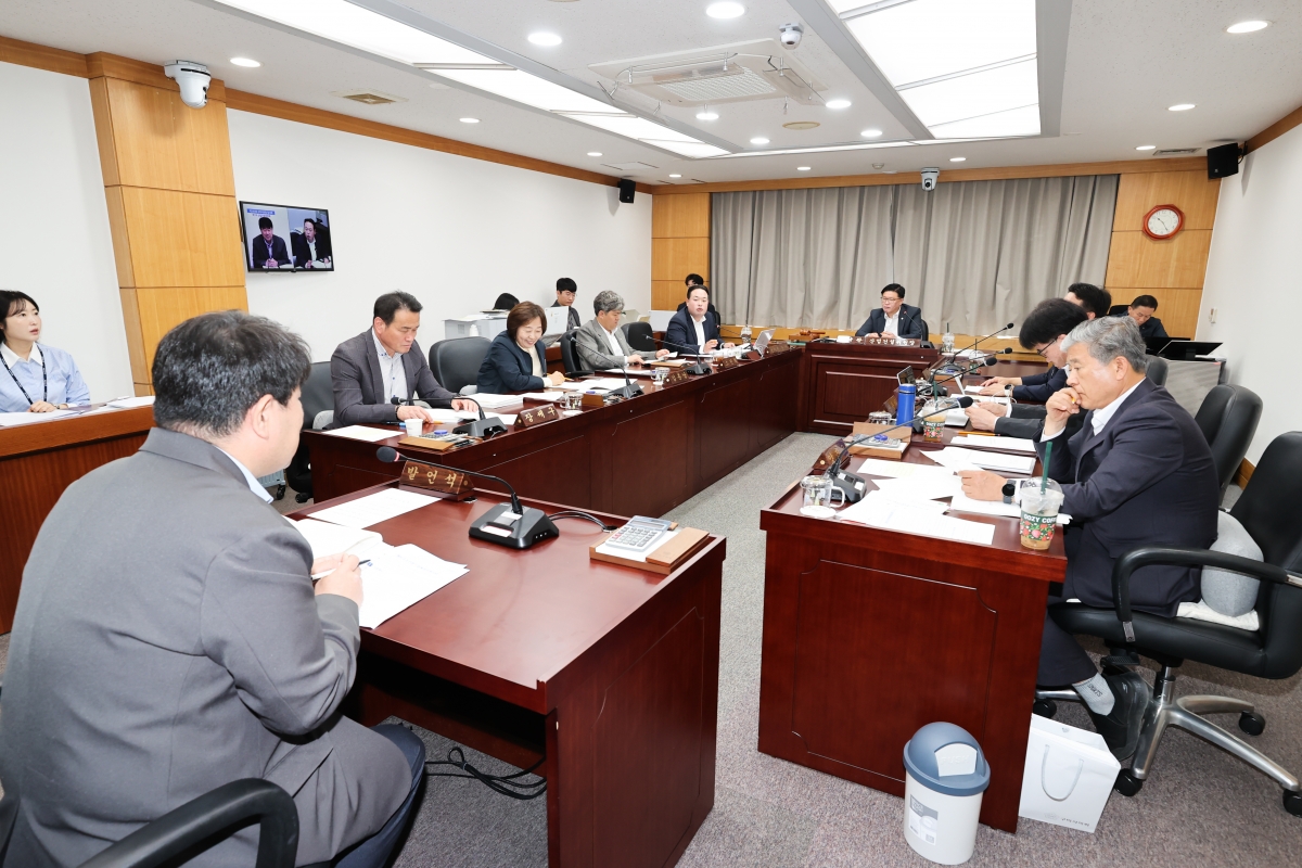 20260416-032[AMG_0521-1-제295회 임시회 산업건설위원회 조례안 심사활동.JPG