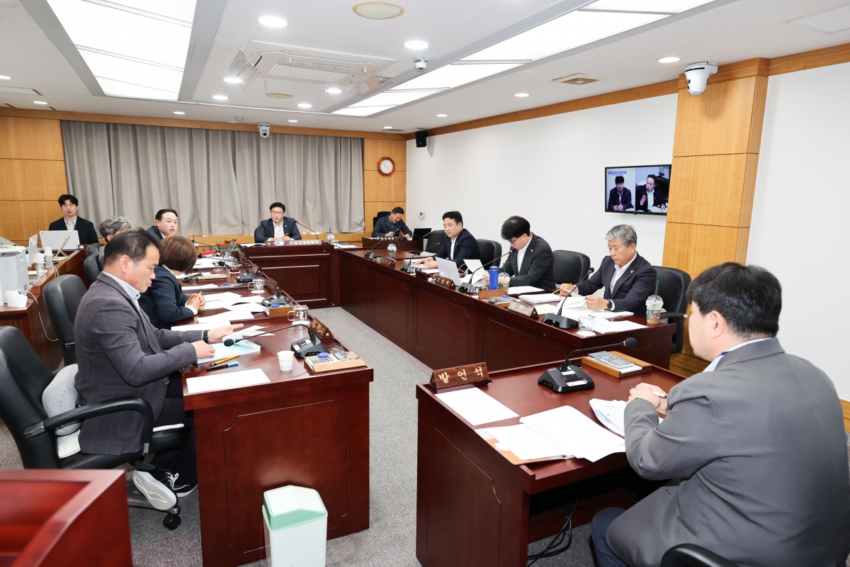 20260416-030[AMG_0514-1-제295회 임시회 산업건설위원회 조례안 심사활동.JPG