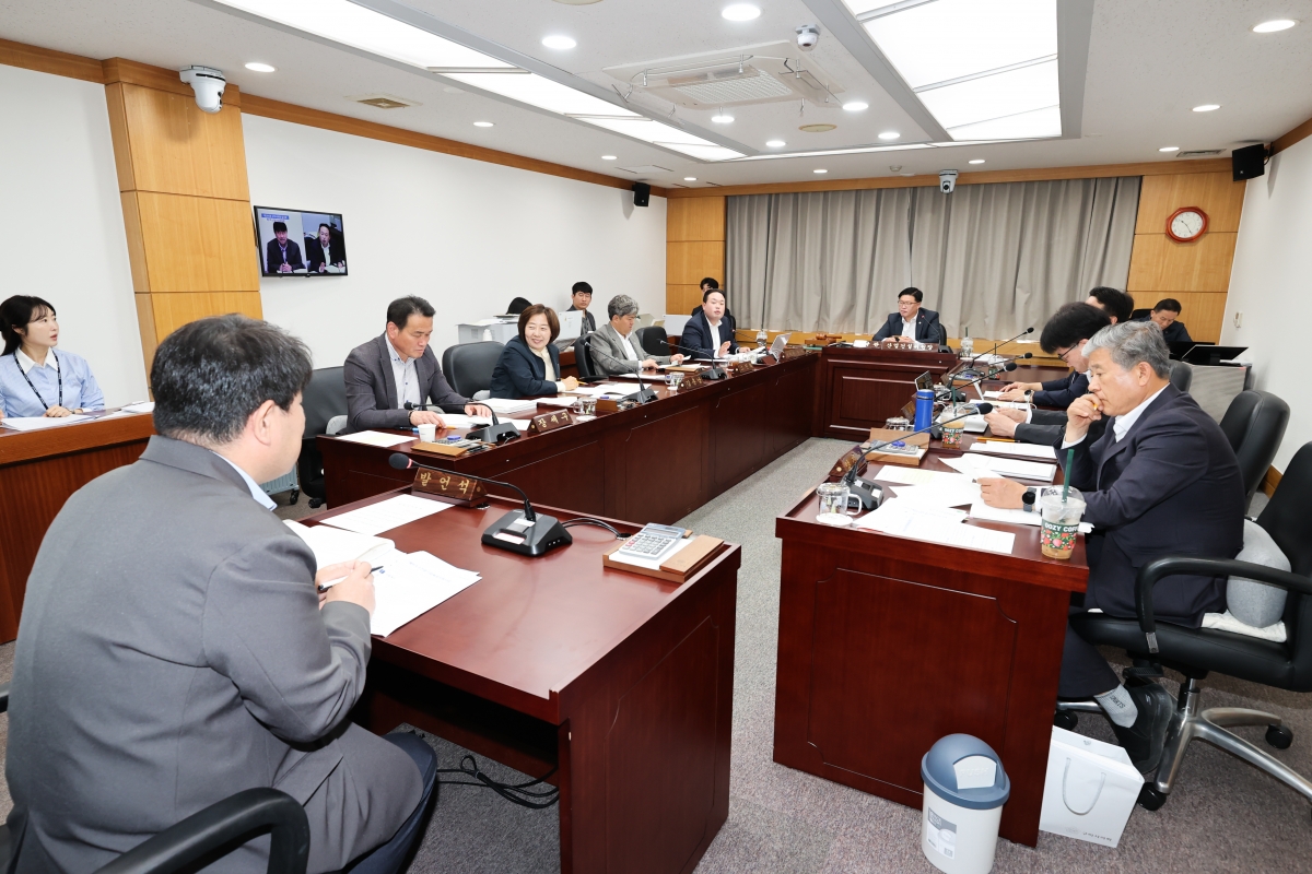 20260416-031[AMG_0519-1-제295회 임시회 산업건설위원회 조례안 심사활동.JPG