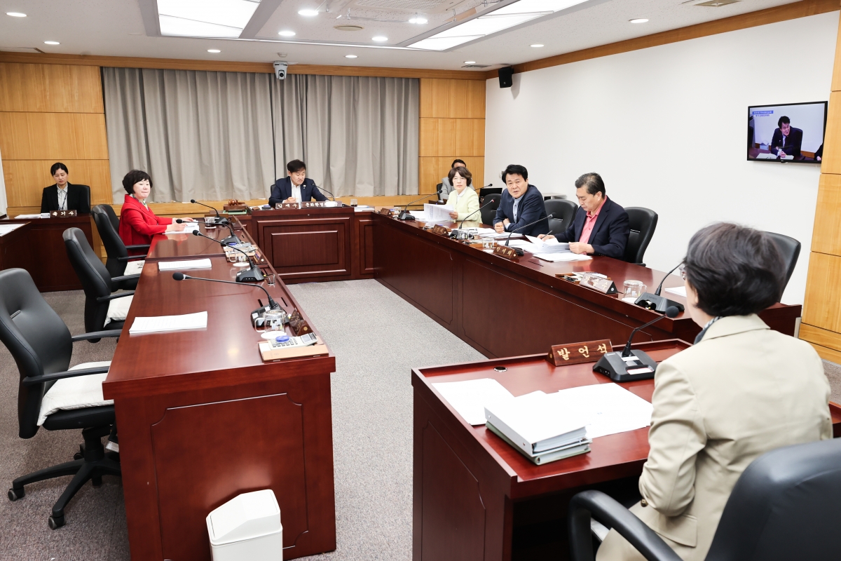 20260416-036[AMG_0495-1-제295회 임시회 문화환경위원회 조례안 심사활동.JPG