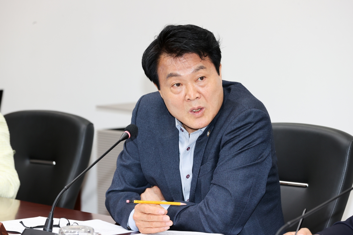 20260416-038[AMG_0498-1-제295회 임시회 문화환경위원회 조례안 심사활동.JPG