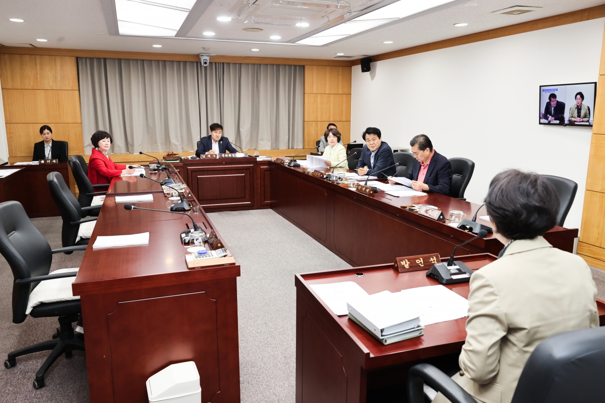 20260416-037[AMG_0496-1-제295회 임시회 문화환경위원회 조례안 심사활동.JPG