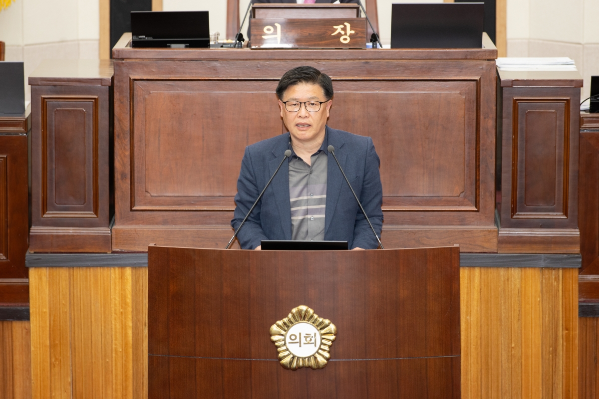 20260421-023[AMG_0811-제295회 임시회 제2차 본회의시 김낙관 산업건설위원장 상임위원회 조례안 심사활동 결과보고.jpg