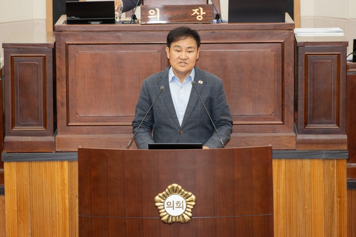 20260421-025[AMG_0816-제295회 임시회 제2차 본회의시 김재우 문화환경위원장 상임위원회 조례안 심사활동 결과보고.jpg