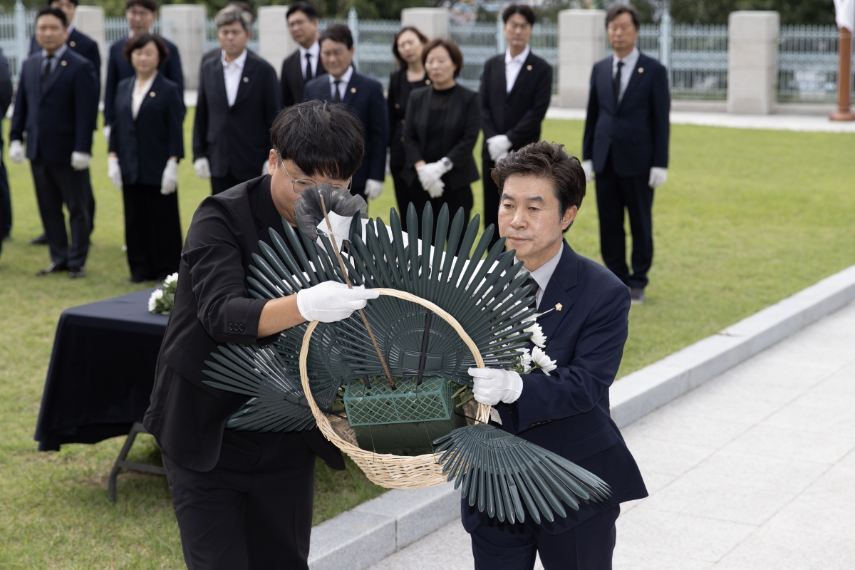 2026.07.08_구미시의회 충혼탑 참배_010.JPG