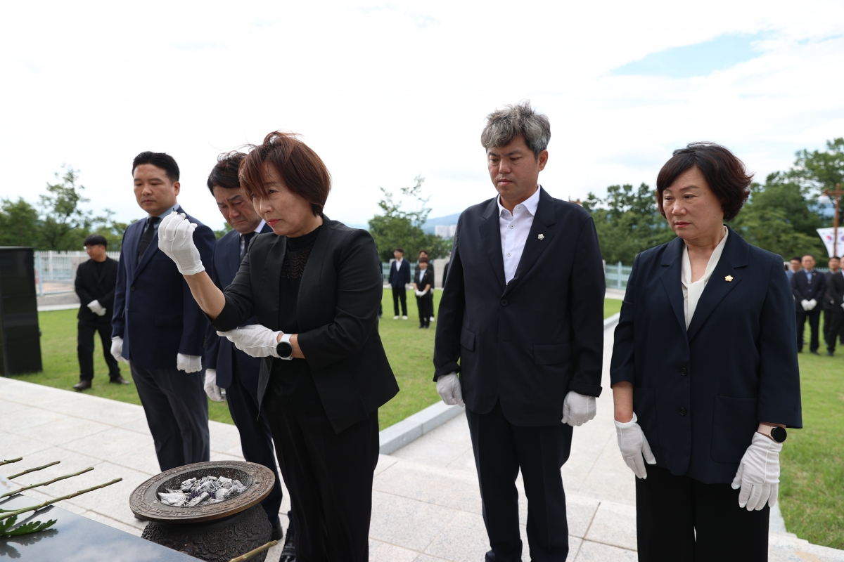 2026.07.08_구미시의회 충혼탑 참배_018.JPG