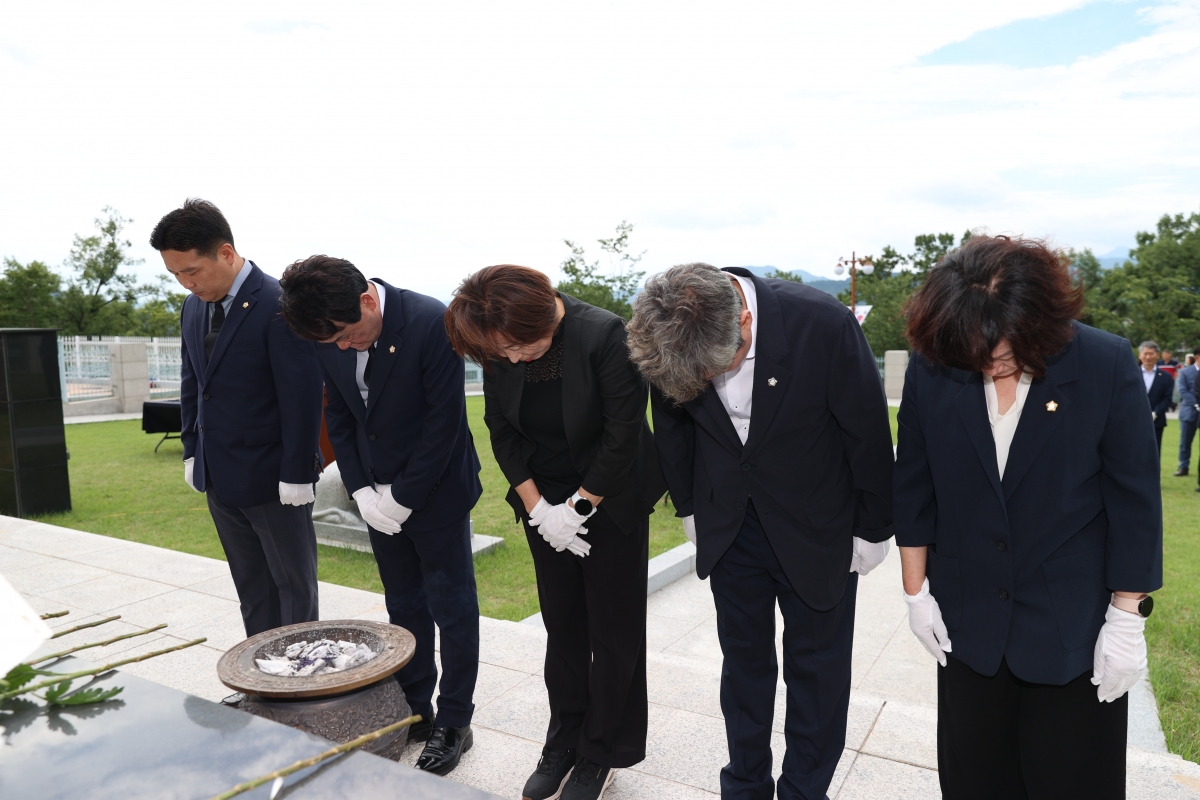 2026.07.08_구미시의회 충혼탑 참배_019.JPG
