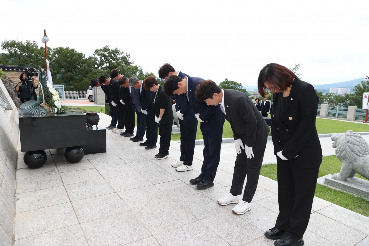 2026.07.08_구미시의회 충혼탑 참배_023.JPG
