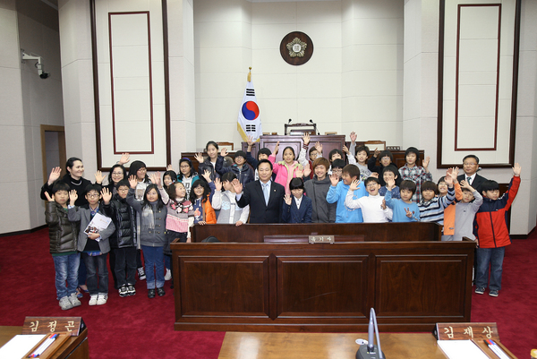 왕산초등학교 학생회장단 일행 의회 방문